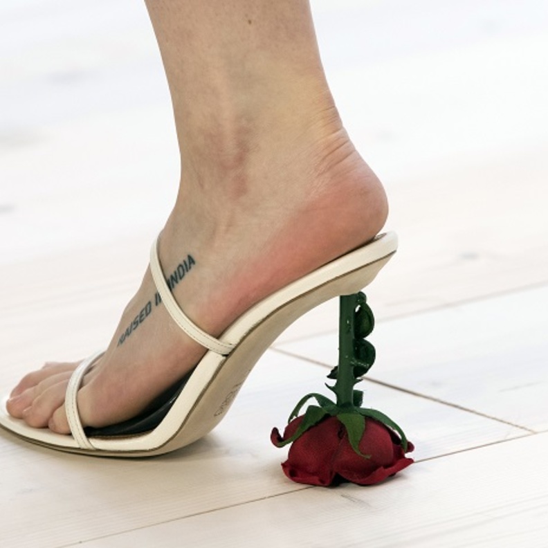 موديلات أحذية ربيع وصيف 2022 بتصميم غريب من Loewe