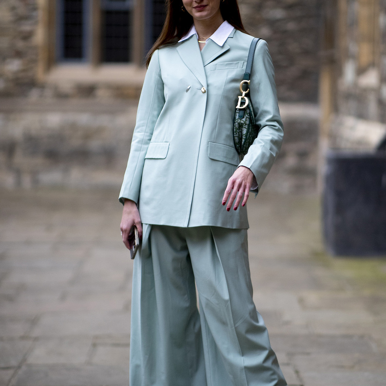 أحدث صيحات إطلالات ستريت ستايل لخريف 2022 أولى أيام أسبوع الموضة في لندن