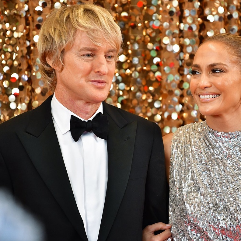 Marry Me.. "جينيفر لوبيز" و"أوين ويلسون" والرومانسية التقليدية في زمن التريند!