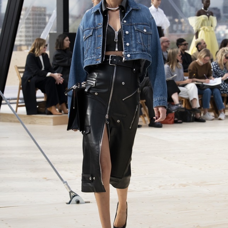 أفكار تنسيق الجاكيت الدنيم بأسلوب عصري من Alexander McQueen