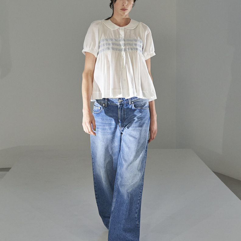 تنسيق البناطيل الواسعة بأقمشة الجينز لإطلالة عصرية في ربيع 2022