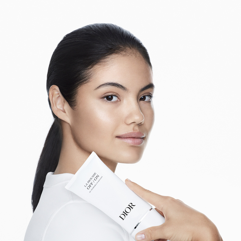 Emma Raducanu سفيرة Dior، الوجه الجديد  لمجموعة مستحضرات إزالة الماكياج بزنبق الماء المنقي