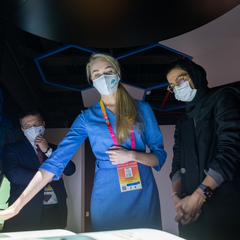 نورة الكعبي تزور أجنحة اليونان وبيلاروسيا وولاية بادن فورتمبيرغ في إكسبو 2020 دبي