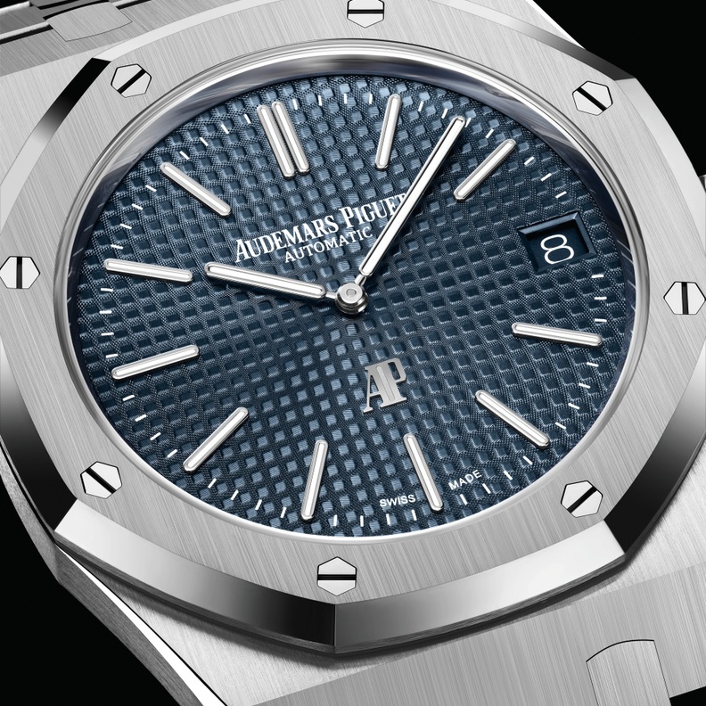 ساعة رويال أوك "جمبو" إكسترا – ثين تنبضُ بِطاقةٍ جديدة