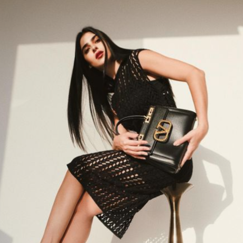 موديلات حقائب يد نسائية باللون الأسود من وحي اطلالات الفاشينيستا