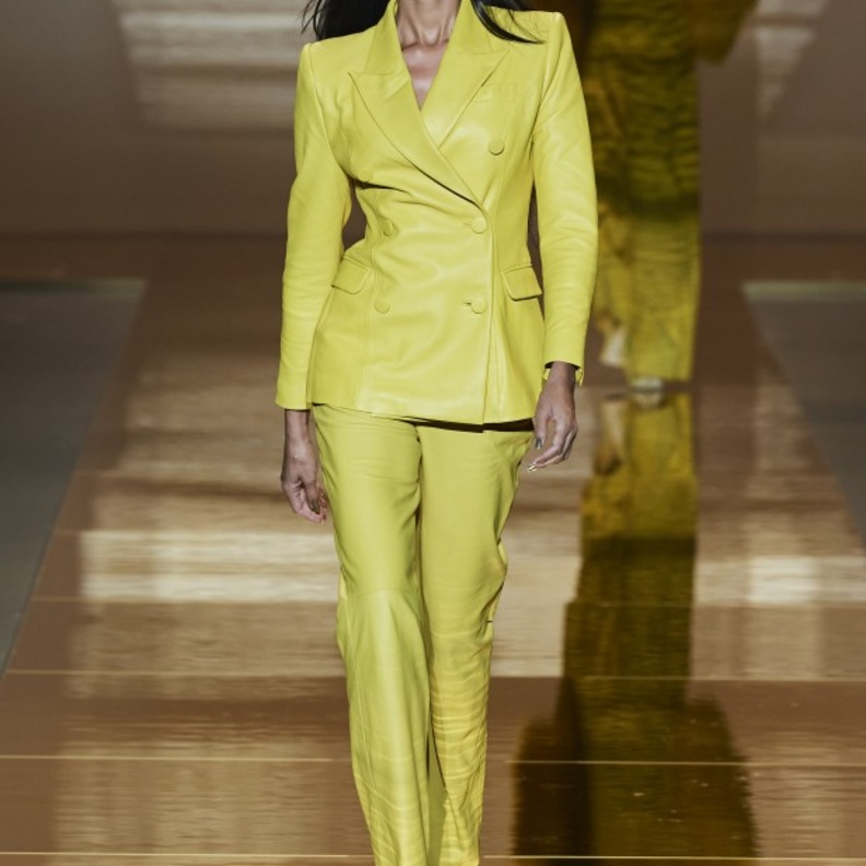 موديلات بدلات نسائية باللون الأصفر لربيع 2022