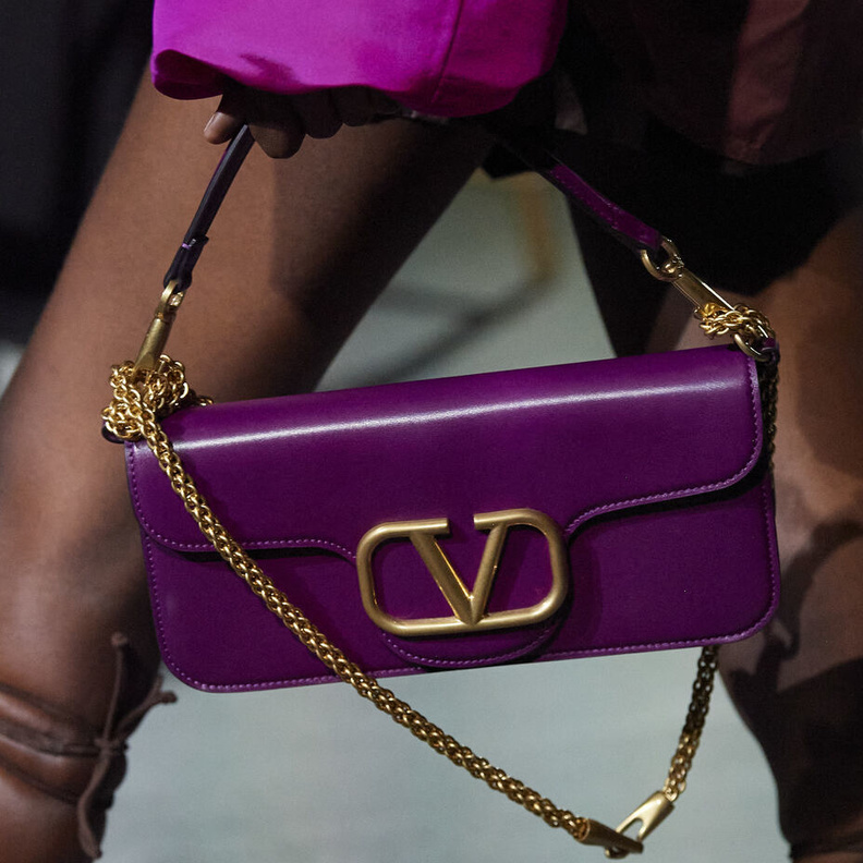 أجمل صيحات الحقائب البارزة مع اللوغو لإطلالة راقية في ربيع 2022