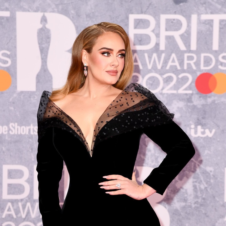 أديل تتألق بلمسة ملكية بفستان من المخمل الأسود