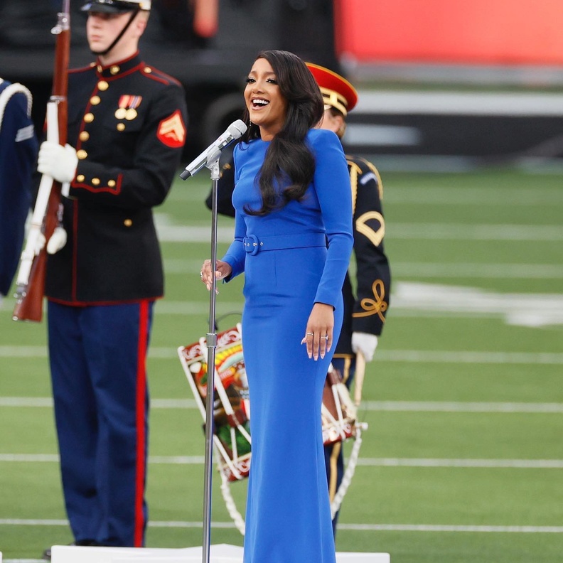 إطلالات النجمات في مباراة سوبر بول