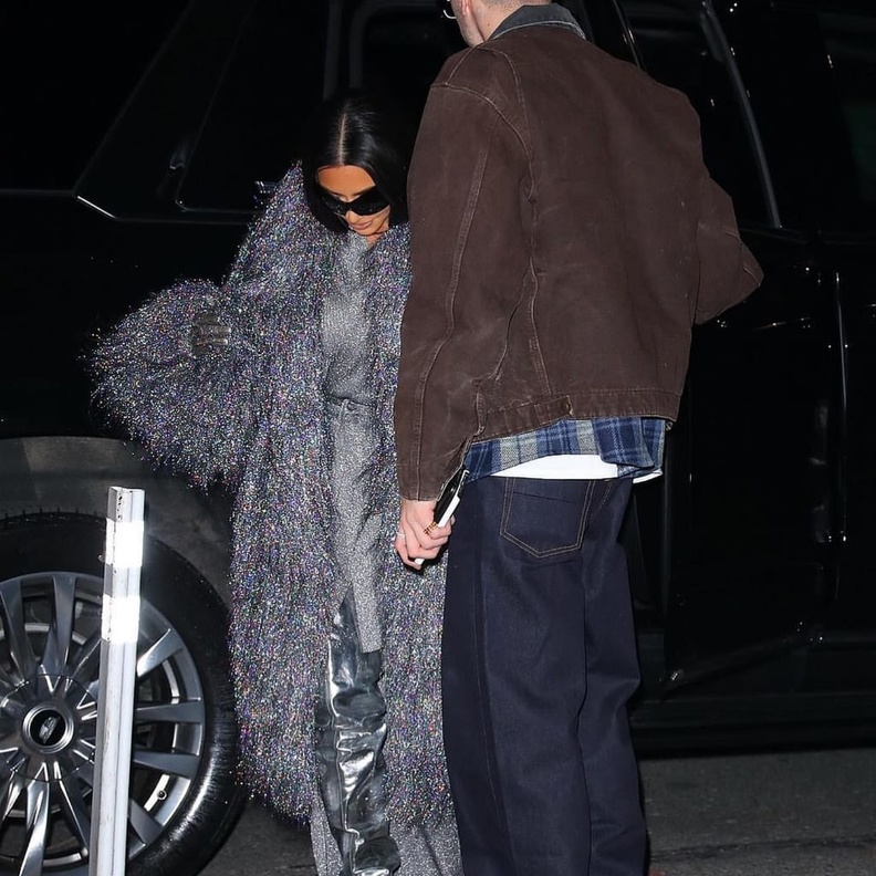 تعرفوا على سعر معطف كيم كارداشيان الذي تسبب في أزمة بينها وبين كاني ويست