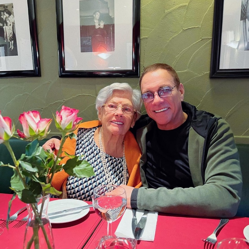 جان كلود فان دام يحتفل بعيد ميلاد والدته