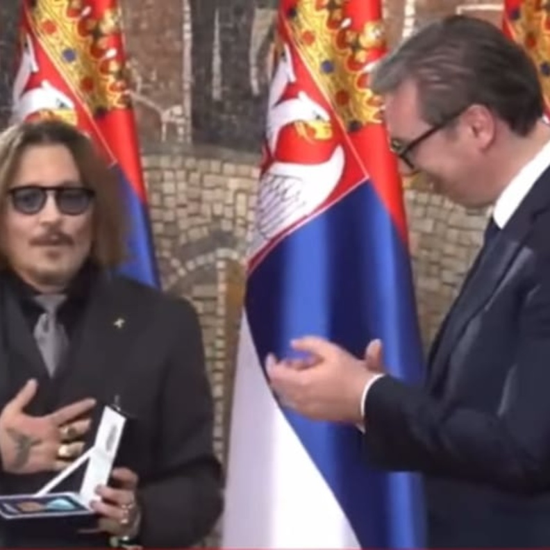 جوني ديب يحصل على وسام الشرف من الرئيس الصربي