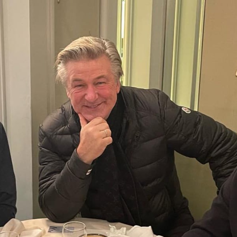 أول دعوى قضائية من عائلة المصورة الراحلة ضد أليك بالدوين