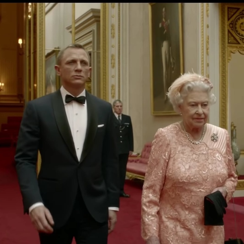 دانيال كريج يكشف الكواليس الكوميدية لمشهده الشهير مع الملكة إليزابيث الثانية