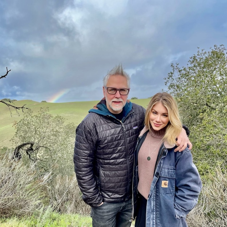 جيمس غان وجينيفر هولاند يعلنان خطبتهما رسميًا