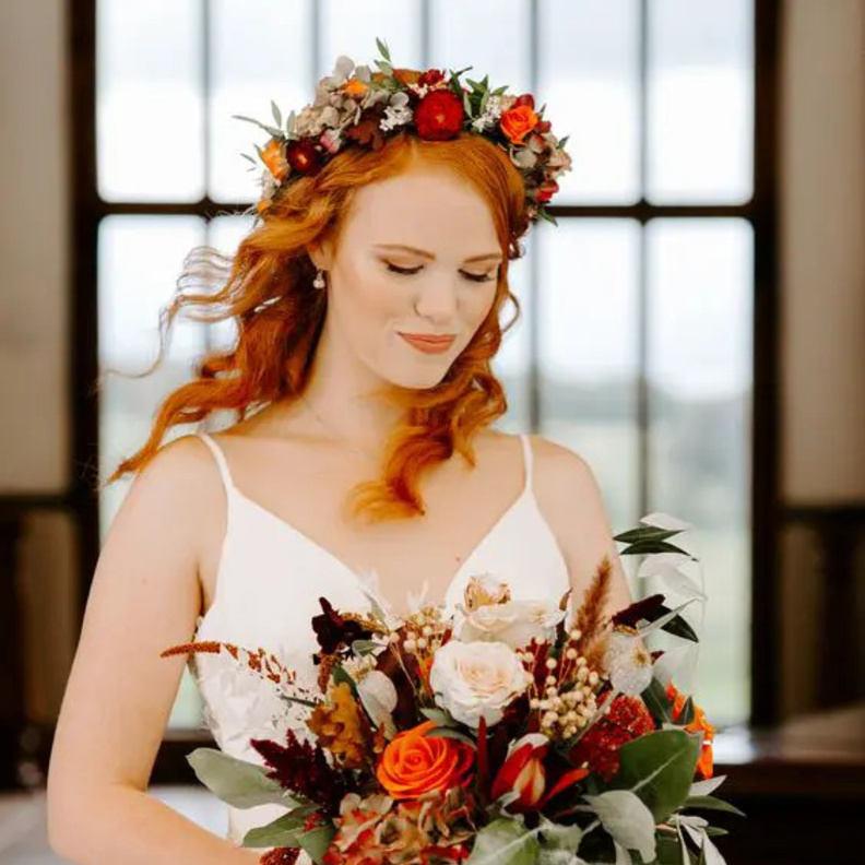 أجمل أكاليل الزهور لعروس حفلات الزفاف الخريفية والشتوية