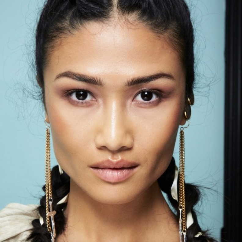 تسريحات شعر مبتكرة بالضفائر للشابات من منصات الأزياء