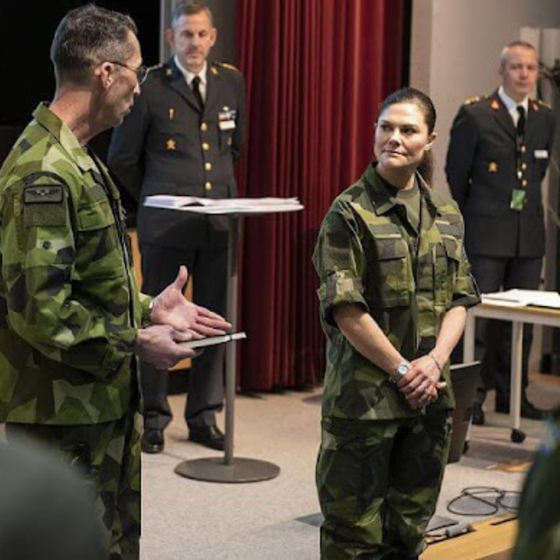  الأميرة فيكتوريا بالزي العسكري أثناء مشاركتها في تدريب جديد مع الجيش السويدي