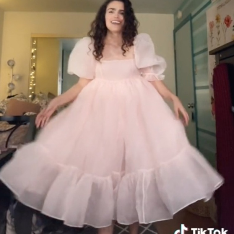 مدعوة تثير الجدل بسبب فستانها في حفل زفاف