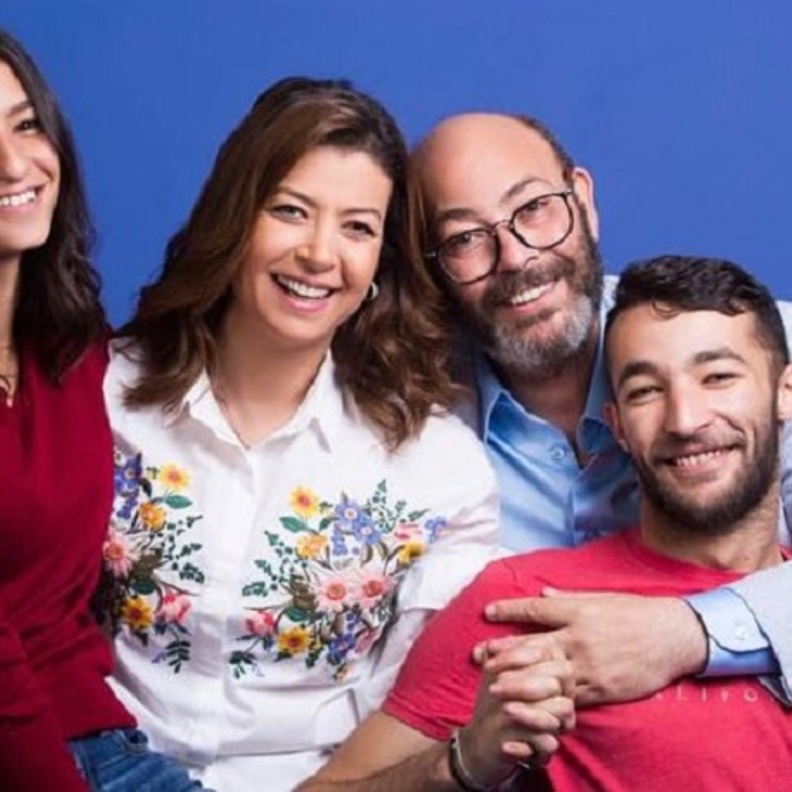 منال سلامة وأسرتها