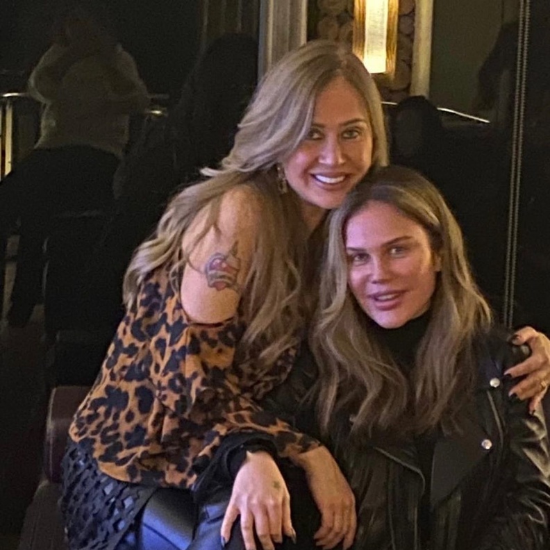 نيكول سابا وشقيقتها