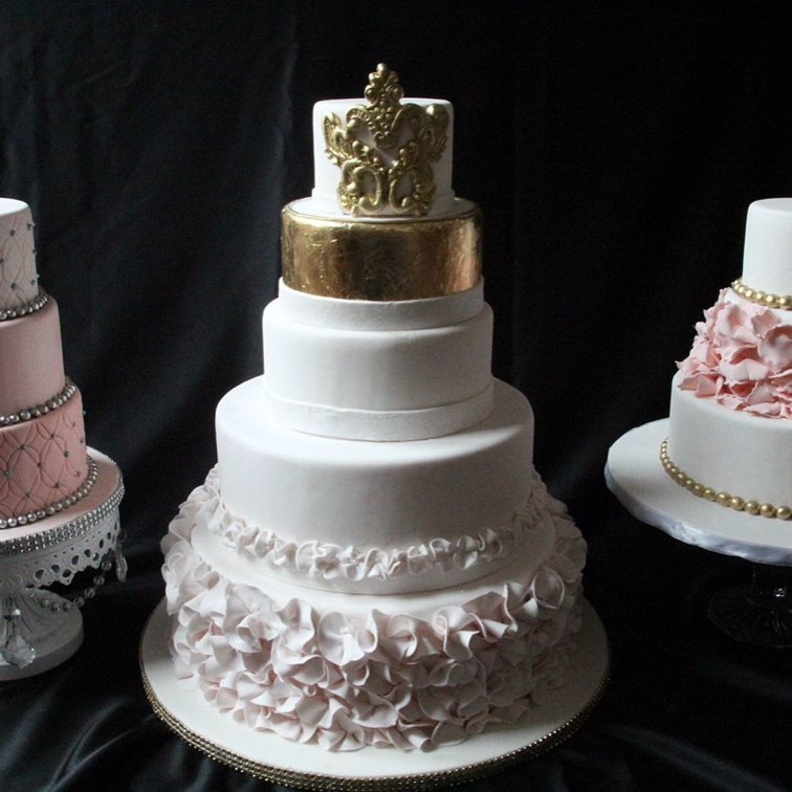 كعكات الزفاف المستوحاة من الأحجار الكريمة والمجوهرات