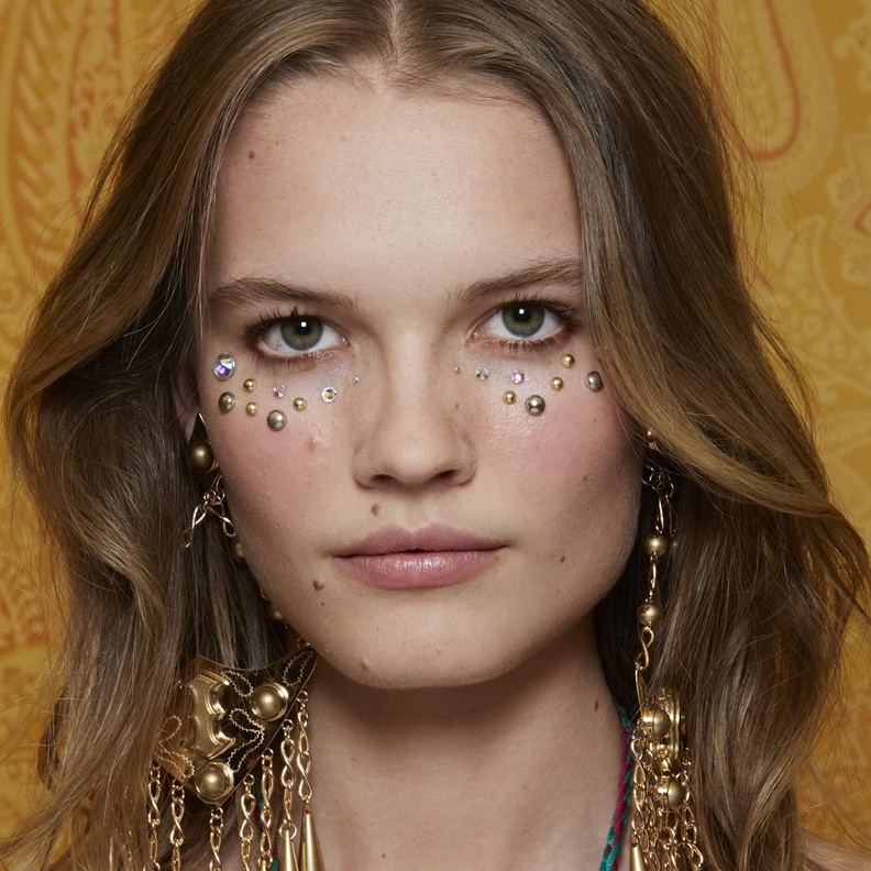 أحدث صيحات مكياج عيون غير مألوفة للمرأة الجريئة من منصات الأزياء