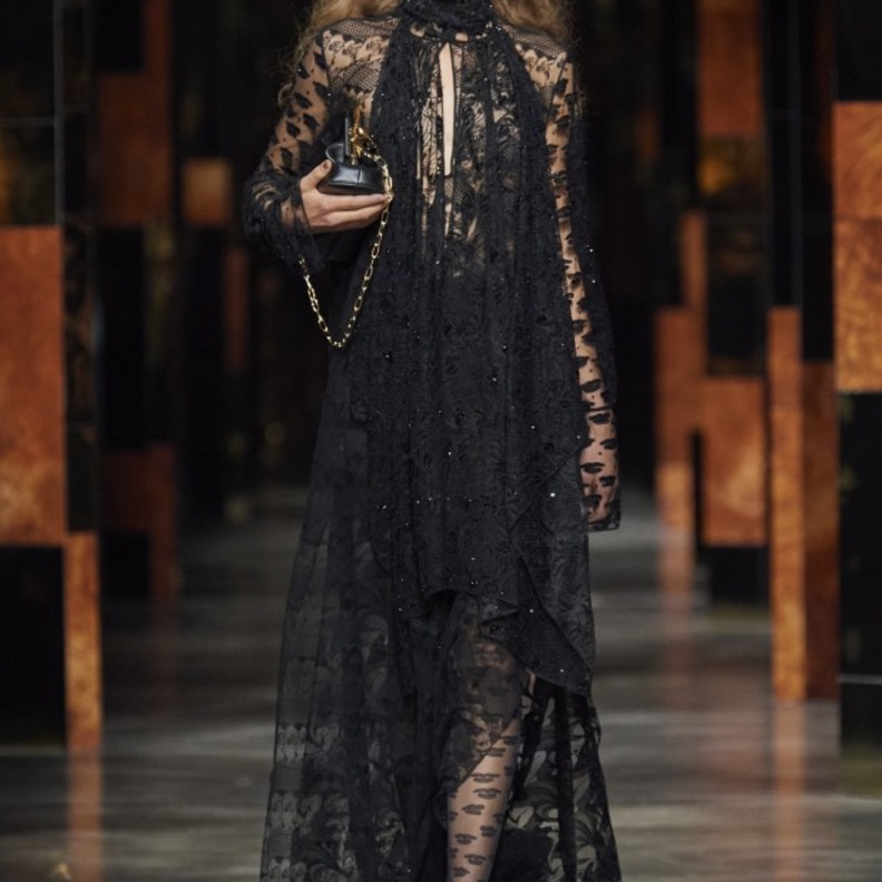 طرق تنسيق فساتين فاخرة باللون الأسود لسهرات يوم الحب 2022