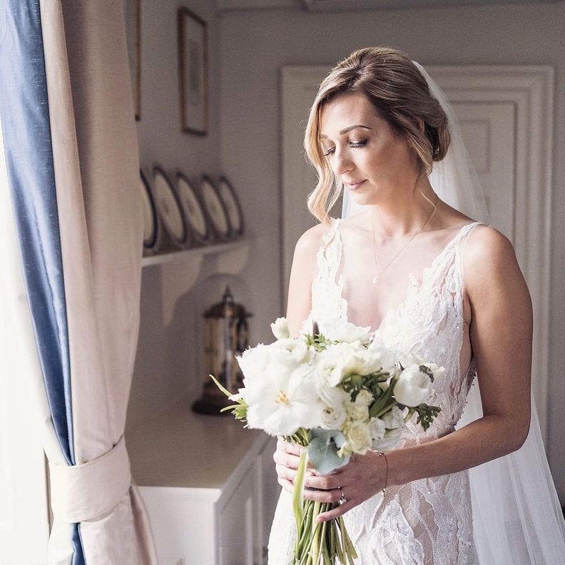 باقات زهور العرائس بمخاريط الصنوبر