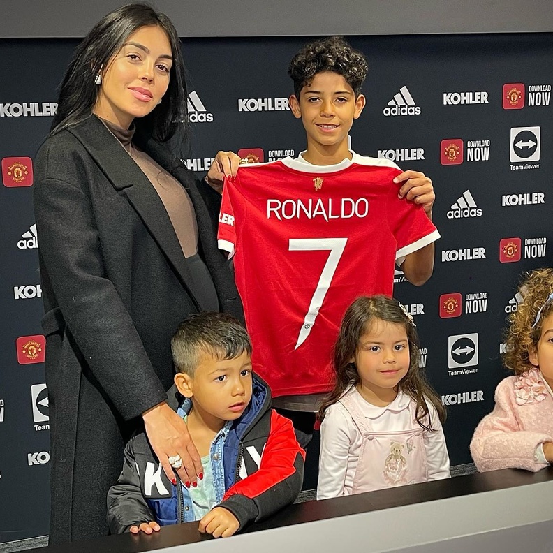  جورجينا رودريغيز تحتفل بانضمام نجل كريستيانو رونالدو لمانشستر يونايتد 