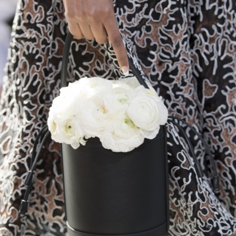 طرق تنسيق الحقائب البوكس مع الملابس الشتوية