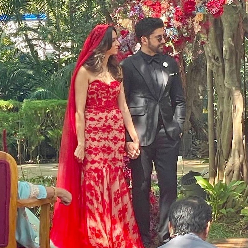 فرحان اختر يغني أغنية رومانسية لعروسه في حفل زفافهما