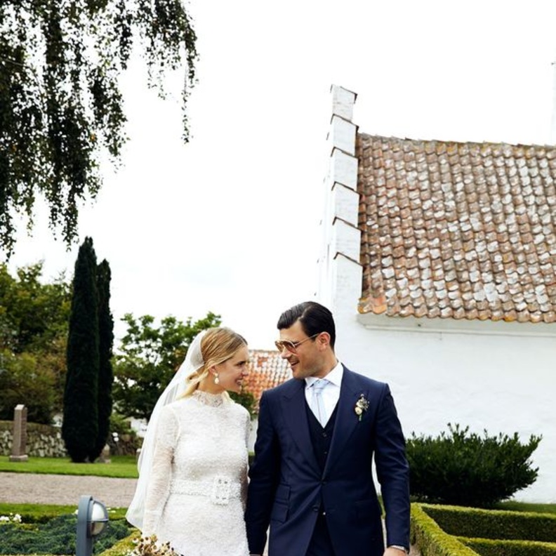 أفكار رائعة لفساتين الزفاف ذات الياقة الدائرية الضيقة