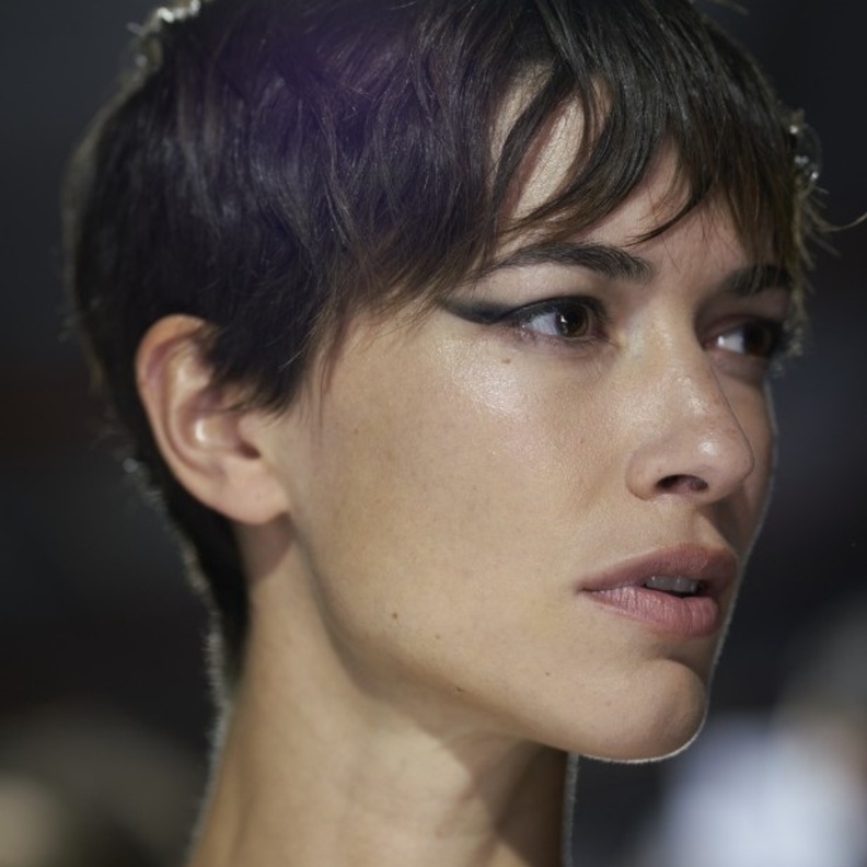 أحدث قصات شعر صبياني للمرأة العصرية الجريئة من منصات الأزياء 2022