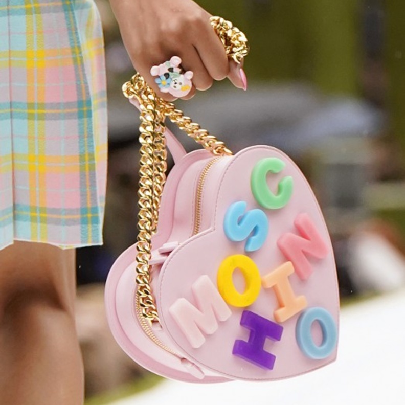 أجمل صيحات حقائب يد بارزة بأشكال القلوب في عيد الحب 2022