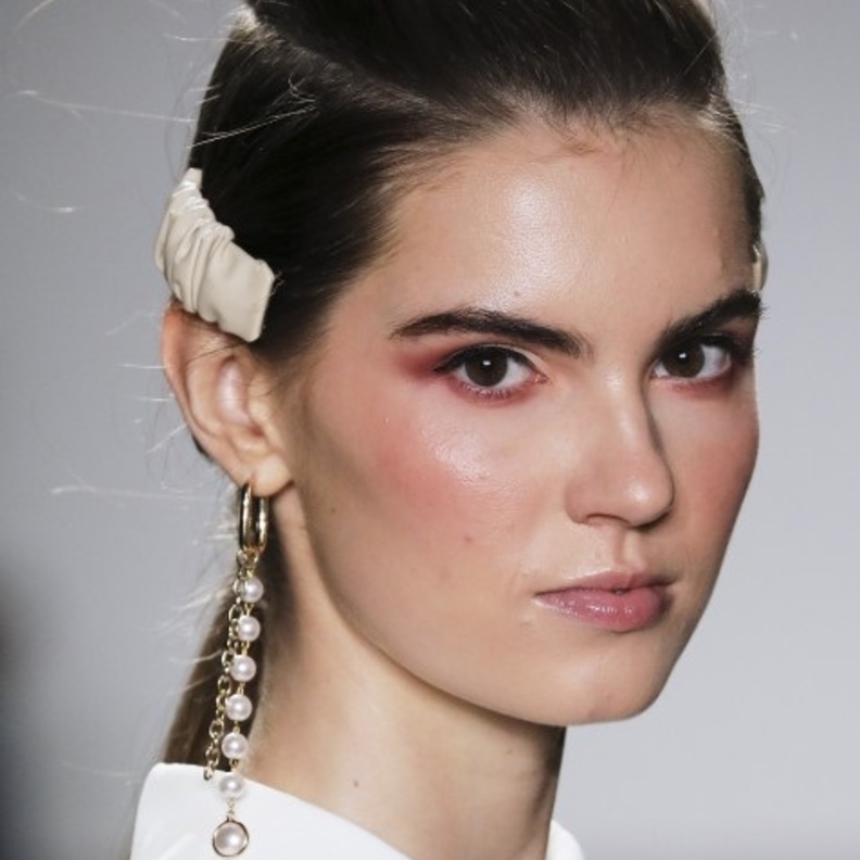 تسريحات شعر مميزة وأنيقة لـ عيد الحب من منصات الأزياء