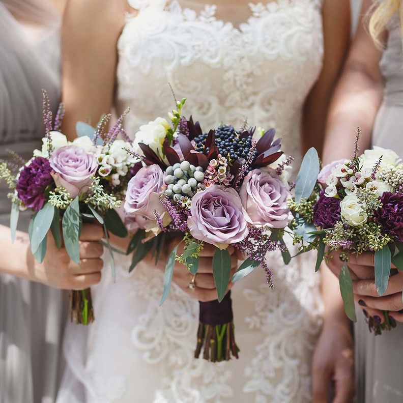 ديكور حفل زفاف مميز باللونين الارجواني والرمادي