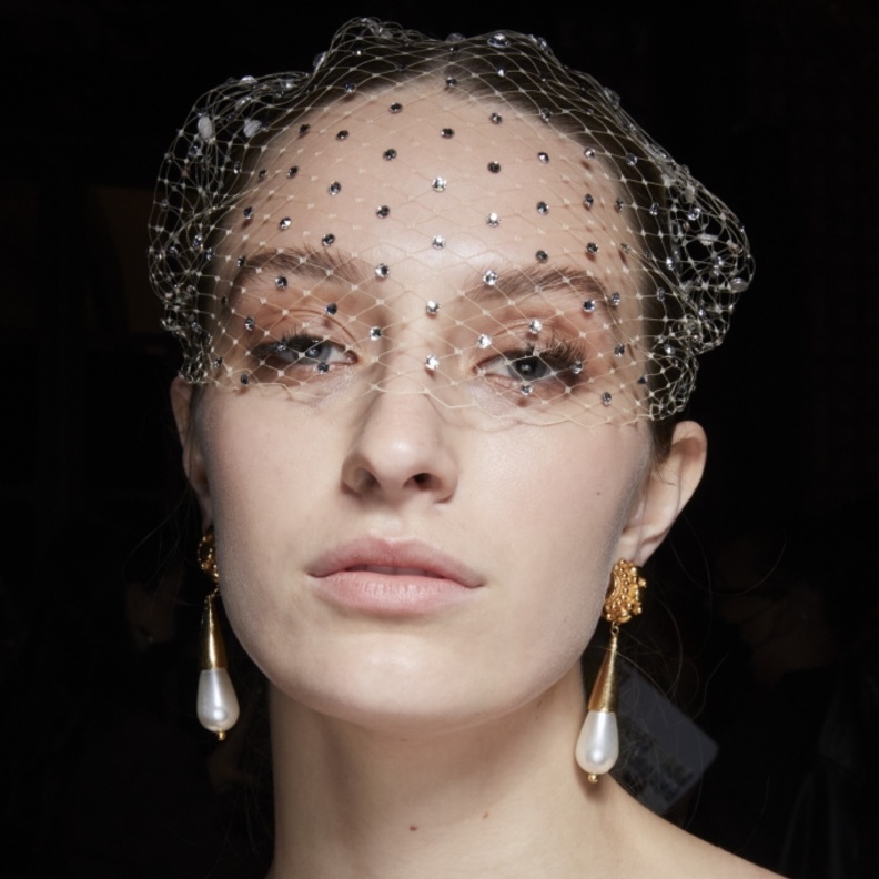 resized_اكسسوارات شعر عصرية مع الشبك المنسدل من دار Markarian