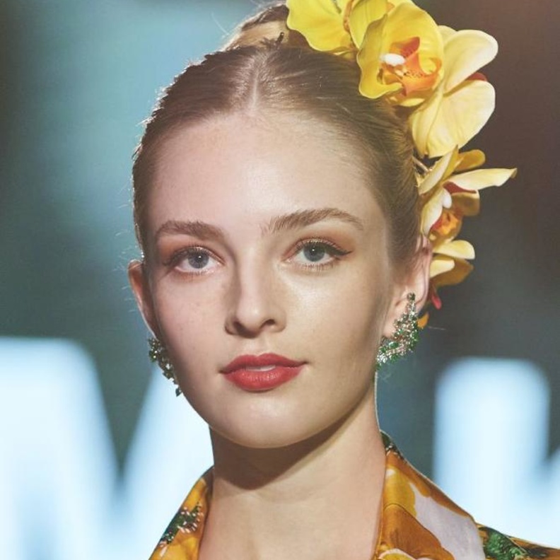 أكسسوارات شعر غير تقليدية لربيع 2022 من Fendi