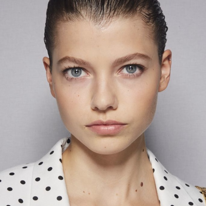 تسريحات شعر مبللة لإطلالة شبابية يوم الفالنتين