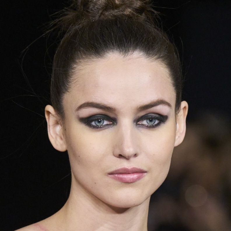 resized_تسريحات شعر مرفوعة مع الكعكة العالية من دار Aadnevik