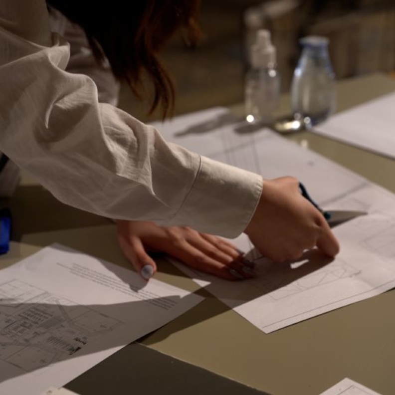 جانب من اعمال المتدربات - المصدر مشاعل الرشيد