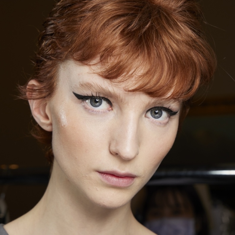 رسمات آيلاينر هندسية وجريئة أبرز صيحات عروض الموضة في لندن