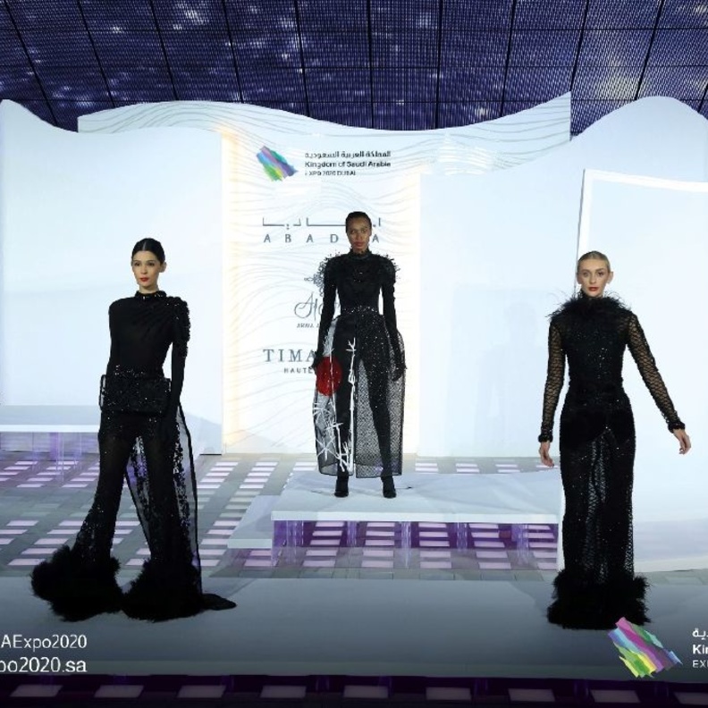 عرض أزياء بتصاميم فاخرة ونخبة من مصممي ومصممات الأزياء السعوديين بجناح المملكة في "اكسبو دبي"