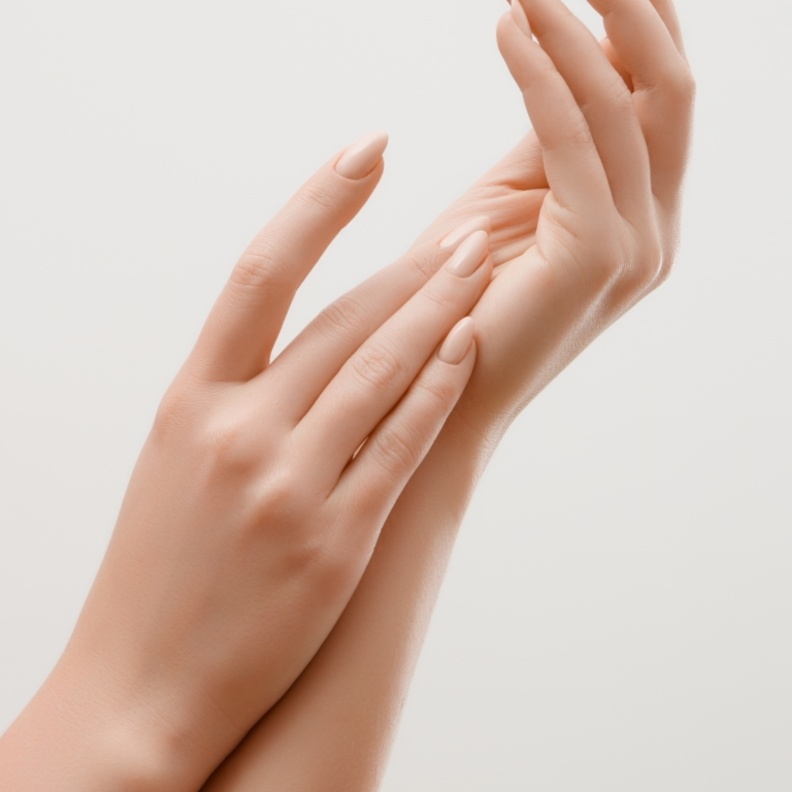 زيت الزيتون يعالج البشرة الجافة وينعمها أثناء الشتاء