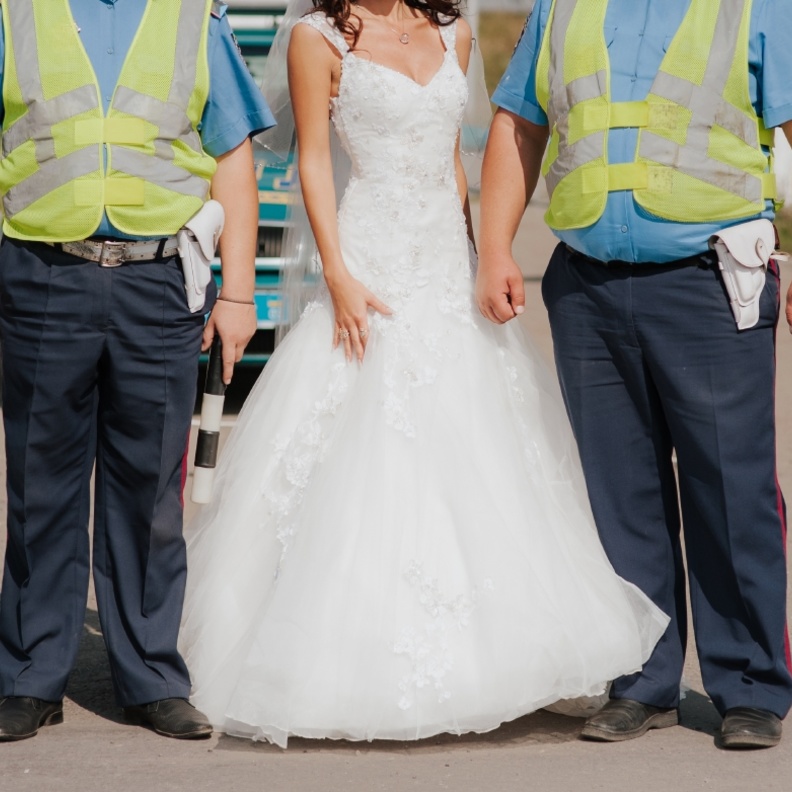 القبض على عروسين في حفل زفافهما