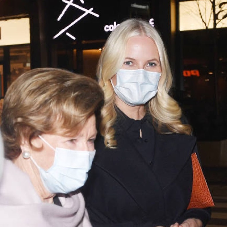 الملكة سونيا والأميرة ميت ماريت في العرض الأول لفيلم "مارجريت"