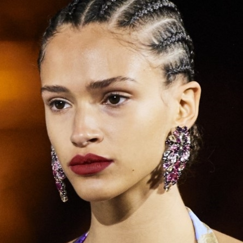 صيحات شعر مرصودة من منصات الأزياء وأهم المستحضرات اللازمة