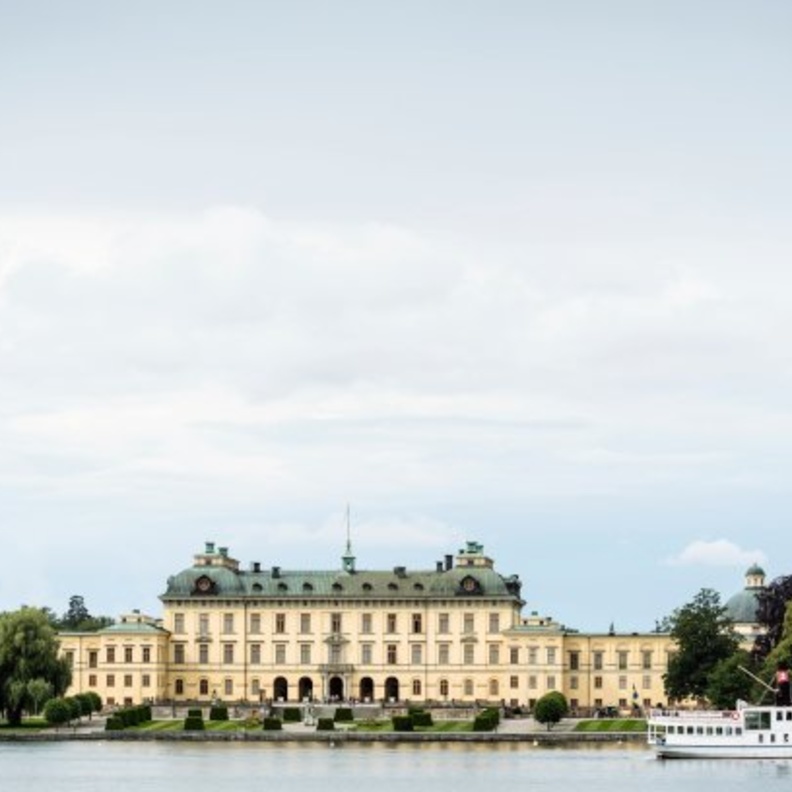 الشرطة السويدية تعتقل رجلا بعد ظهور طائرات مسيرة جديدة فوق قصر دروتنينغهولم