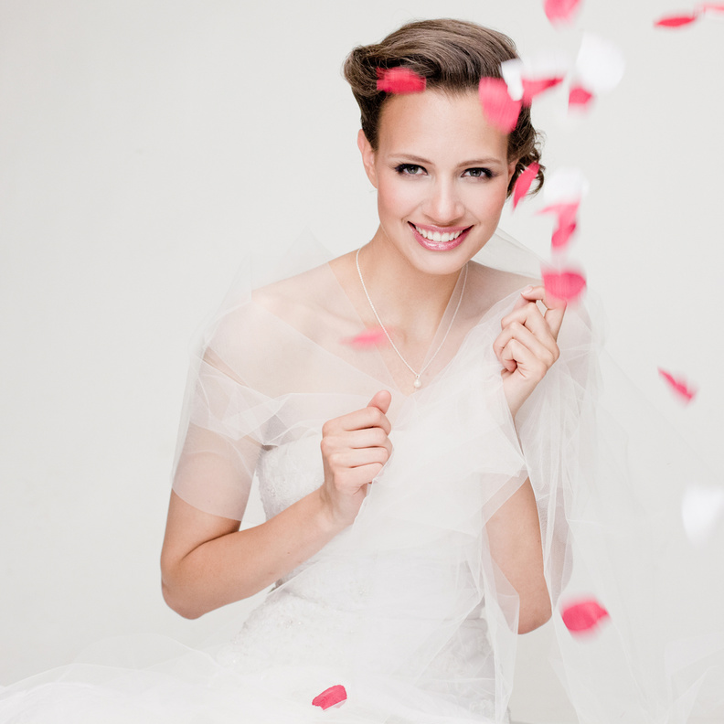 shutterstock_يجب أن تحتفل العروس مع عريسها بعيد الحب بطريقة لا تُنسى